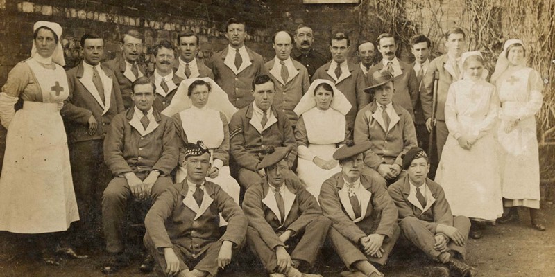 Nurses and convalescent soldiers at Felthorpe, 1917