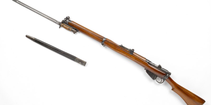 Short Magazine Lee-Enfield Mk III* .303 in bolt action rifle and bayonet, c1916