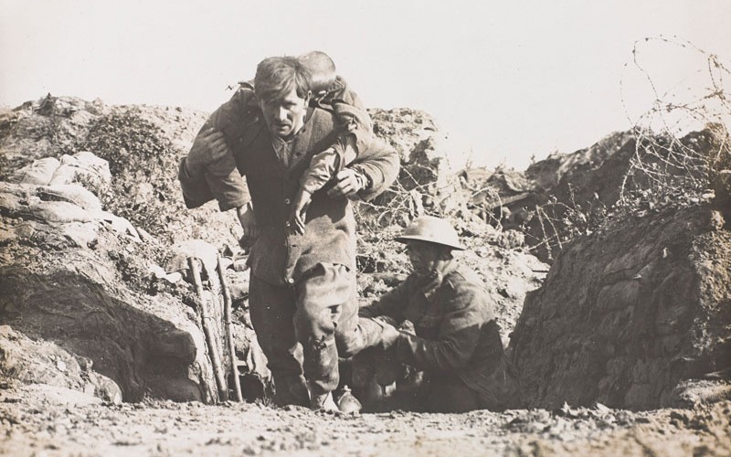 Photograph of British soldiers with casualty