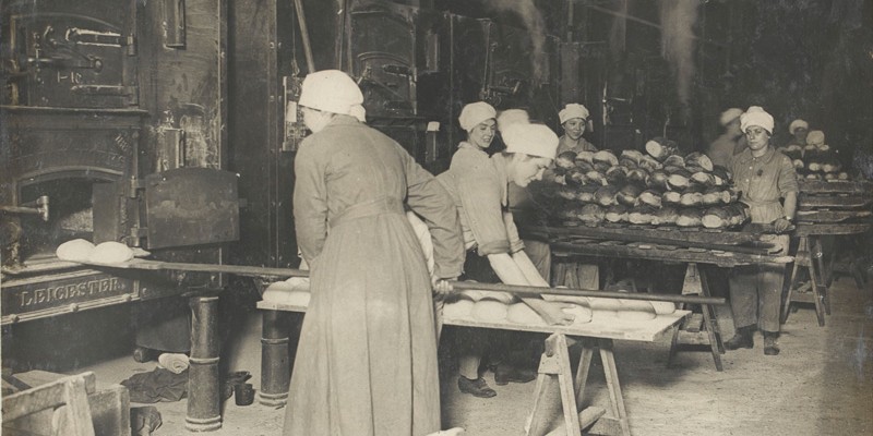 Women's Army Auxiliary Corps personnel operating a bakery, c1917