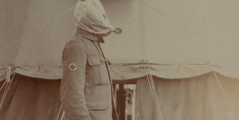 'The latest pattern gas helmet with expiratory valve', 1915