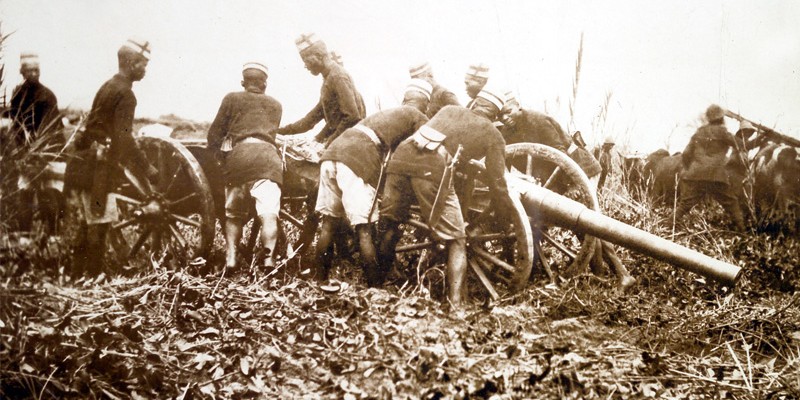 Askaris moving a field gun into position