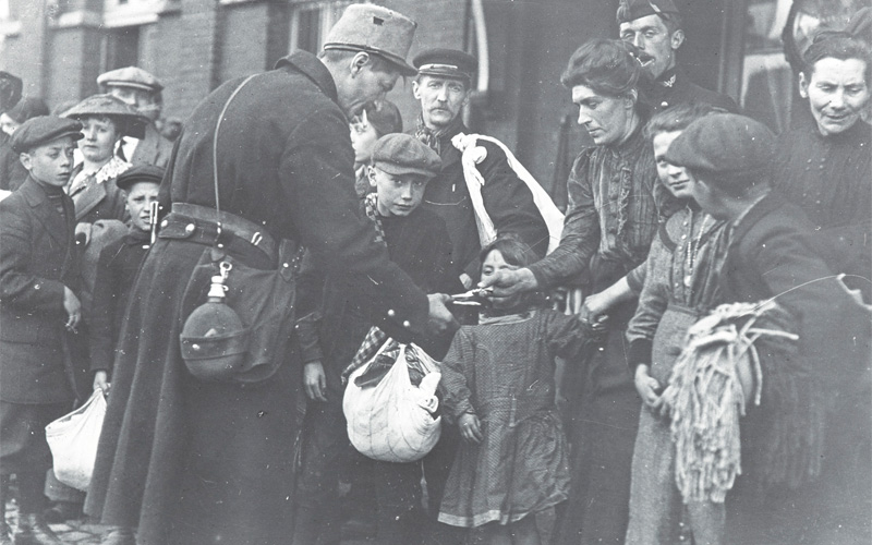 'Belgian soldiers feeding refugees', 1914