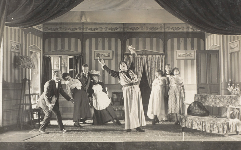 ‘A scene from ‘Arabian Nights’, featuring Lieutenant E Knight as ‘Mrs Hummingtop’, 1918